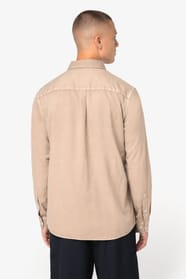 Chemise beige portée par un homme de dos