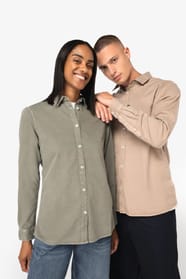 Chemises beige et kaki portées par un homme et une femme