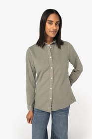 Chemise kaki portée par une femme
