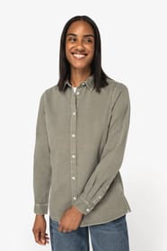 Chemise kaki portée par une femme