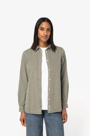 Chemise kaki portée par une femme