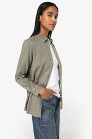 Chemise kaki portée par une femme