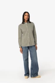 Chemise kaki portée par une femme