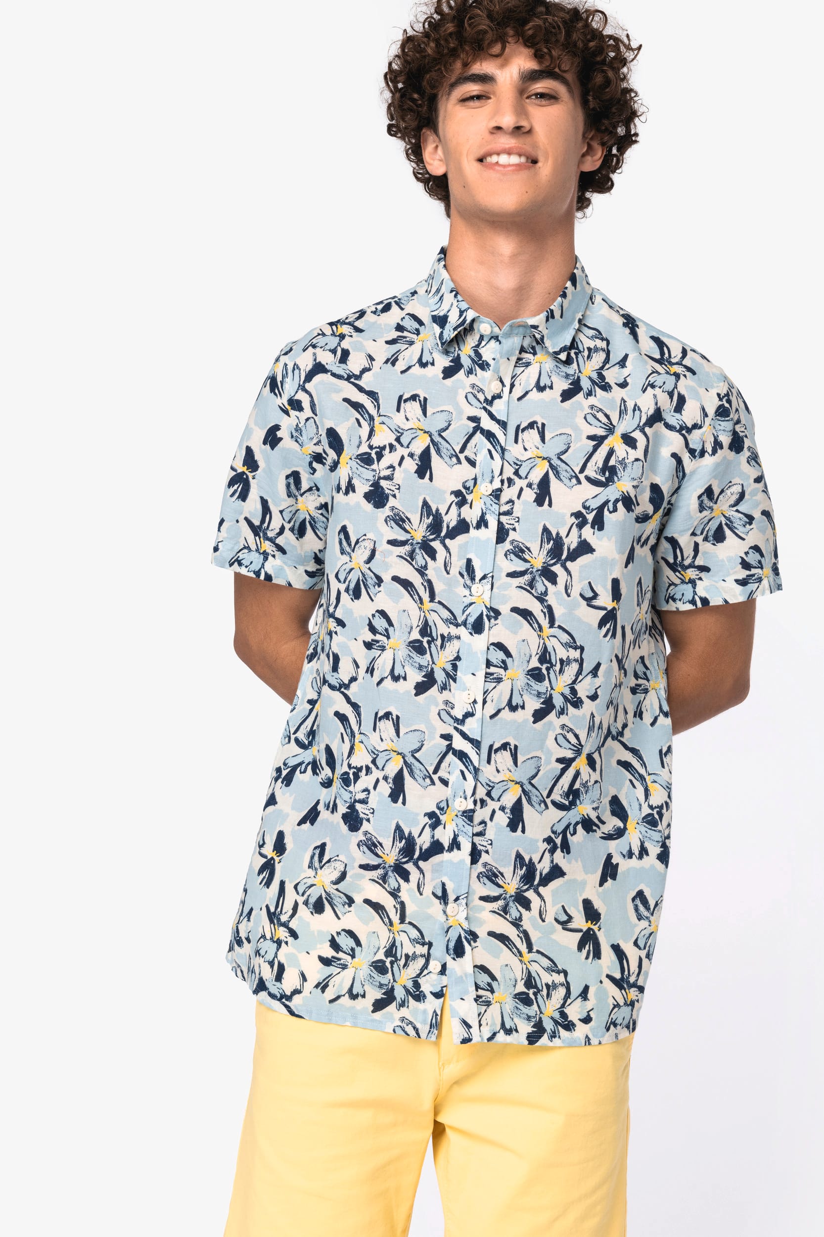 Camisa com padrão florido de homem