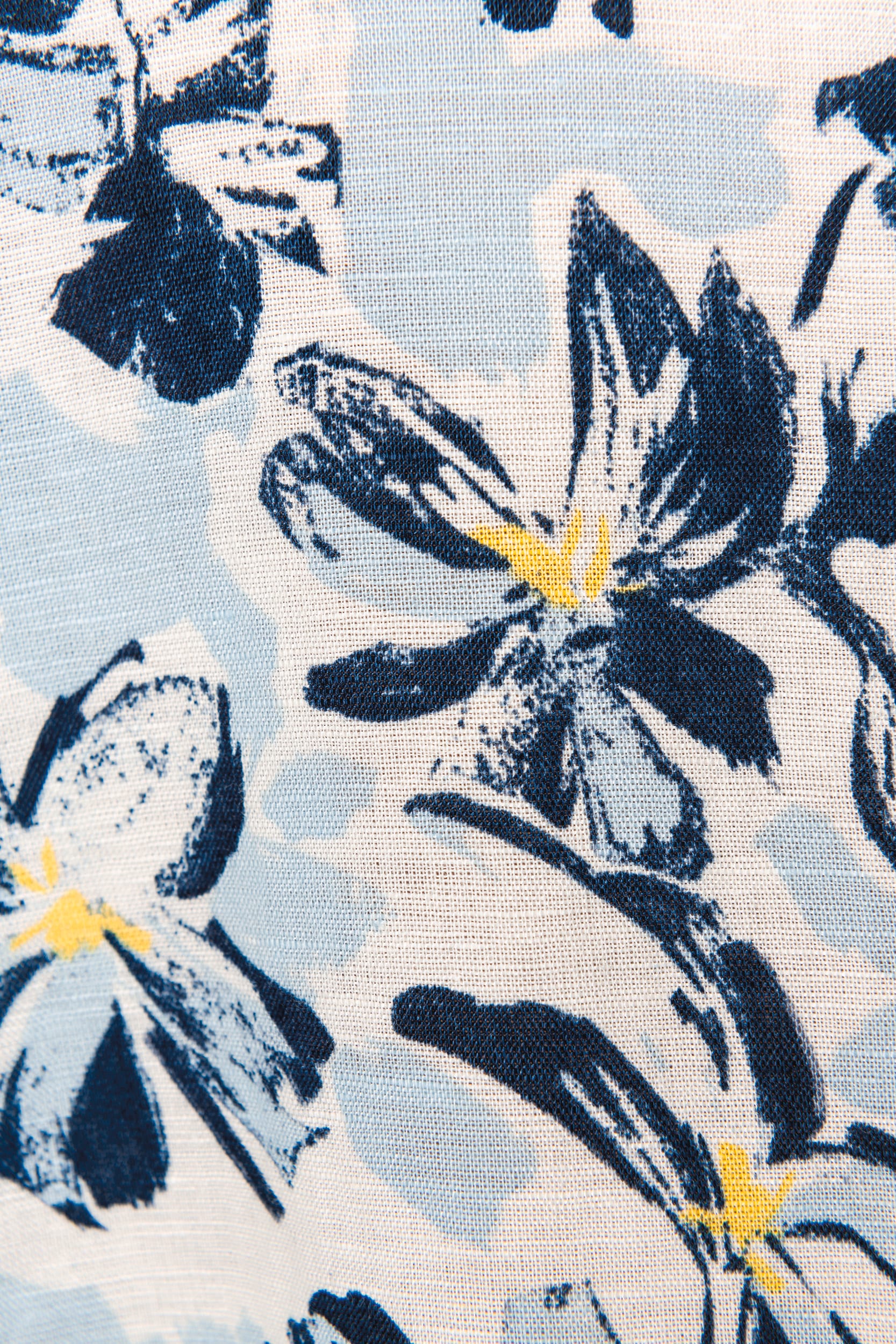 Camisa com padrão florido de homem