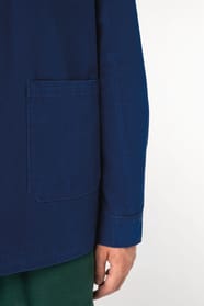 Détail d'une surchemise bleu portée par un homme