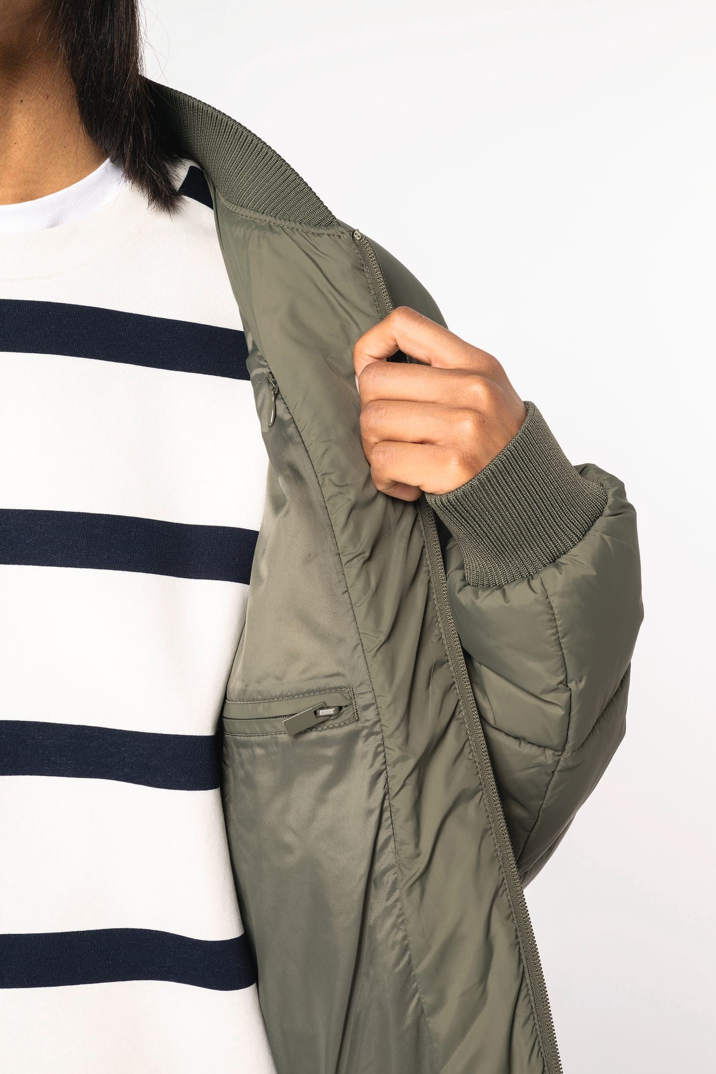 Détail d'une doudoune kaki à col teddy porté par une femme