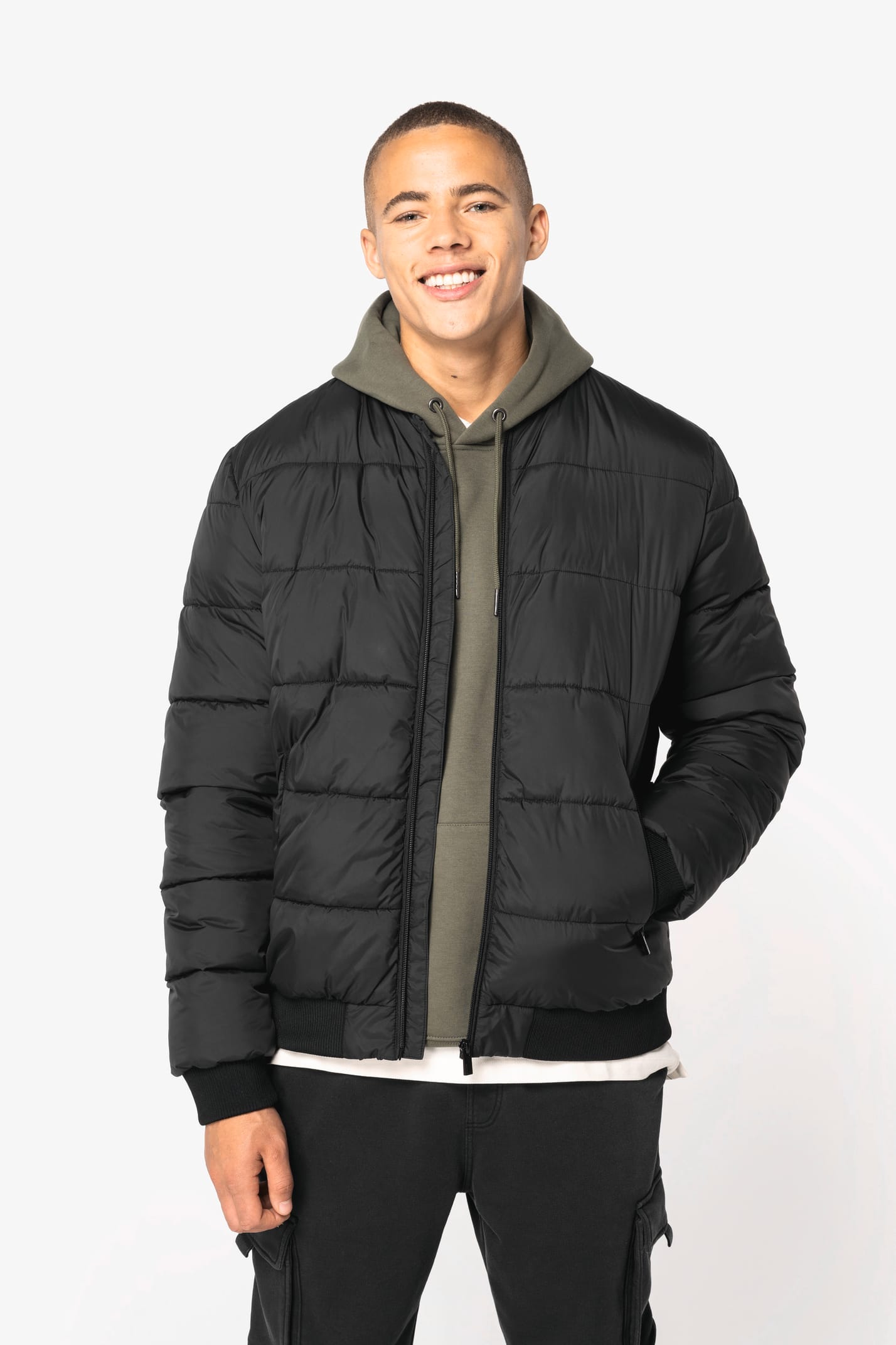 Doudoune noire à col teddy porté par un homme