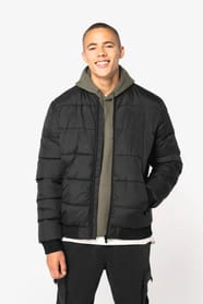 Doudoune noire à col teddy porté par un homme