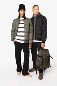 Doudounes noire et kaki à col teddy portés par un homme et une femme