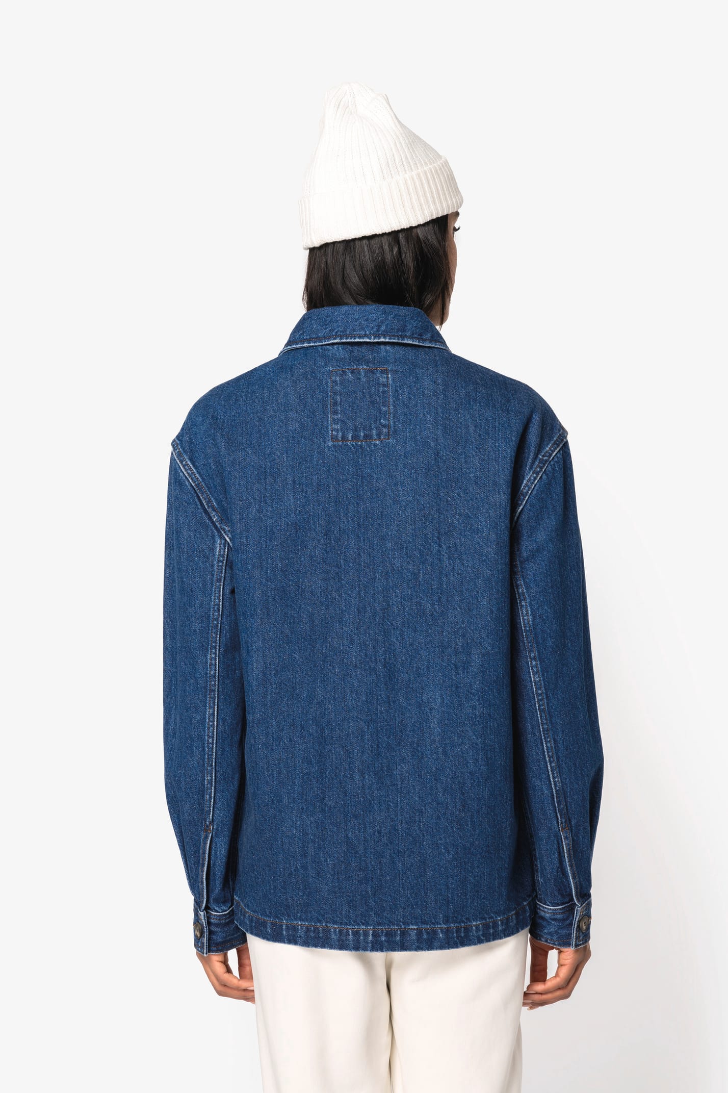 Veste denim portée par une femme de dos