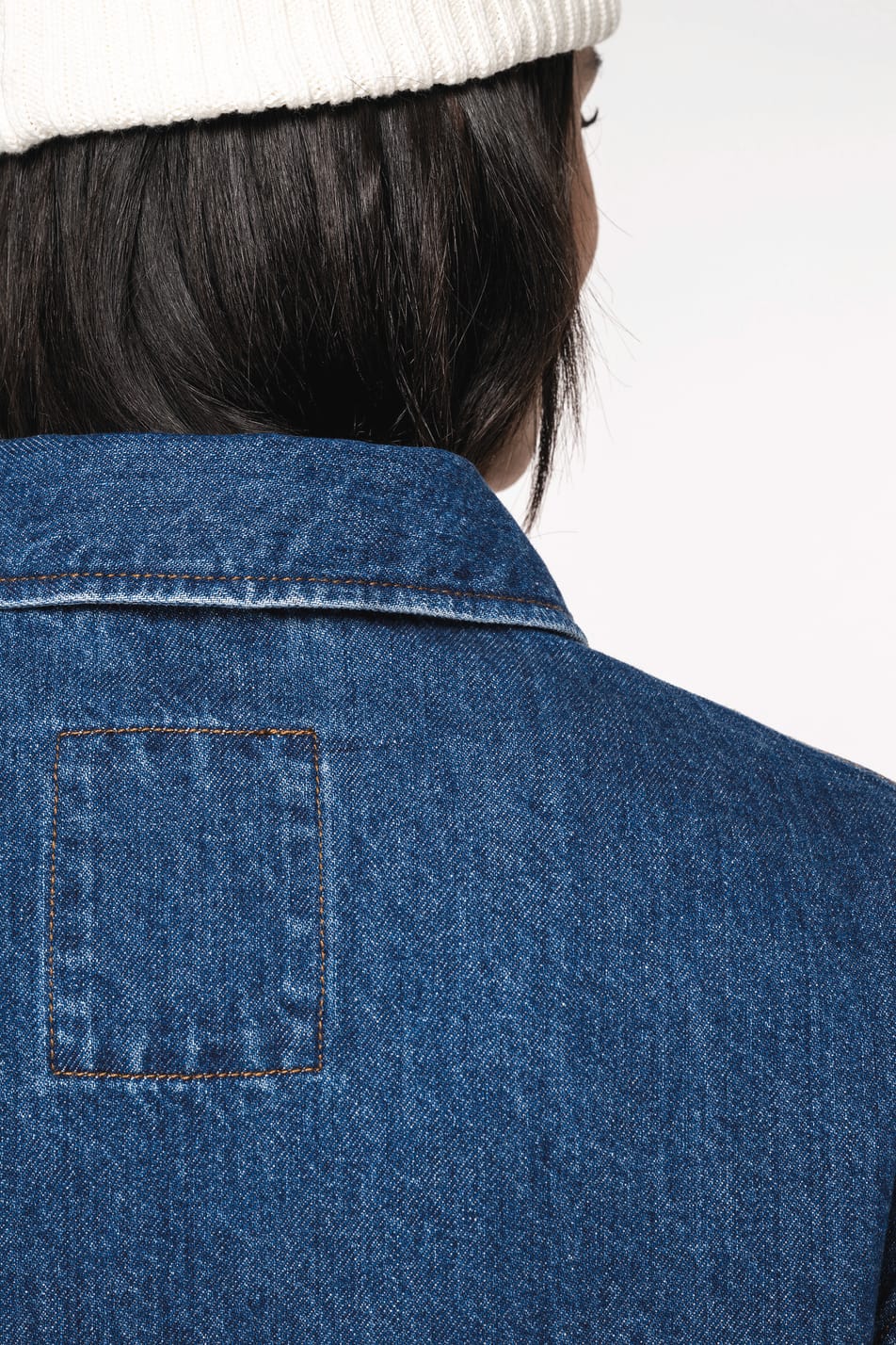 Détail du dos d'une veste denim portée par une femme