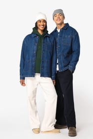Vestes denim portées par un homme et une femme