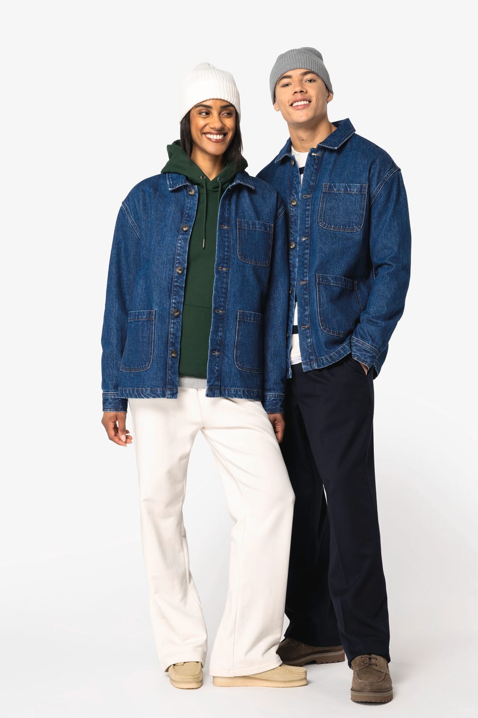 Vestes denim portées par un homme et une femme