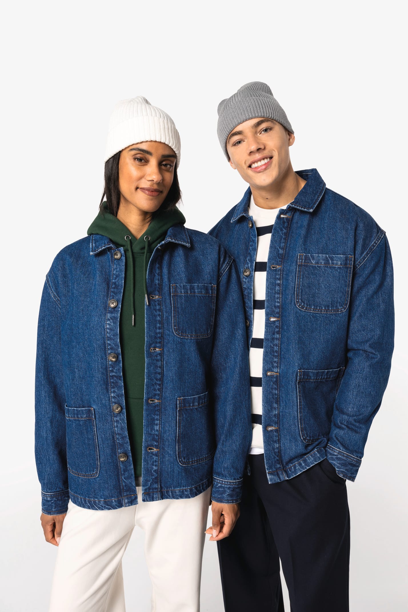 Vestes denim portées par un homme et une femme