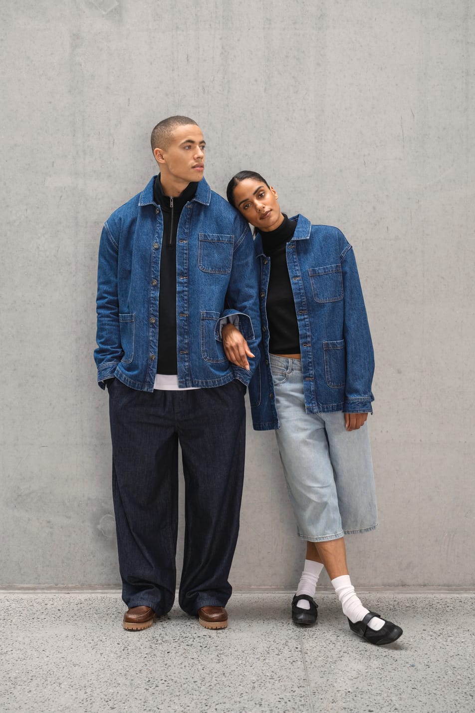 Veste en denim portée par une femme et un homme