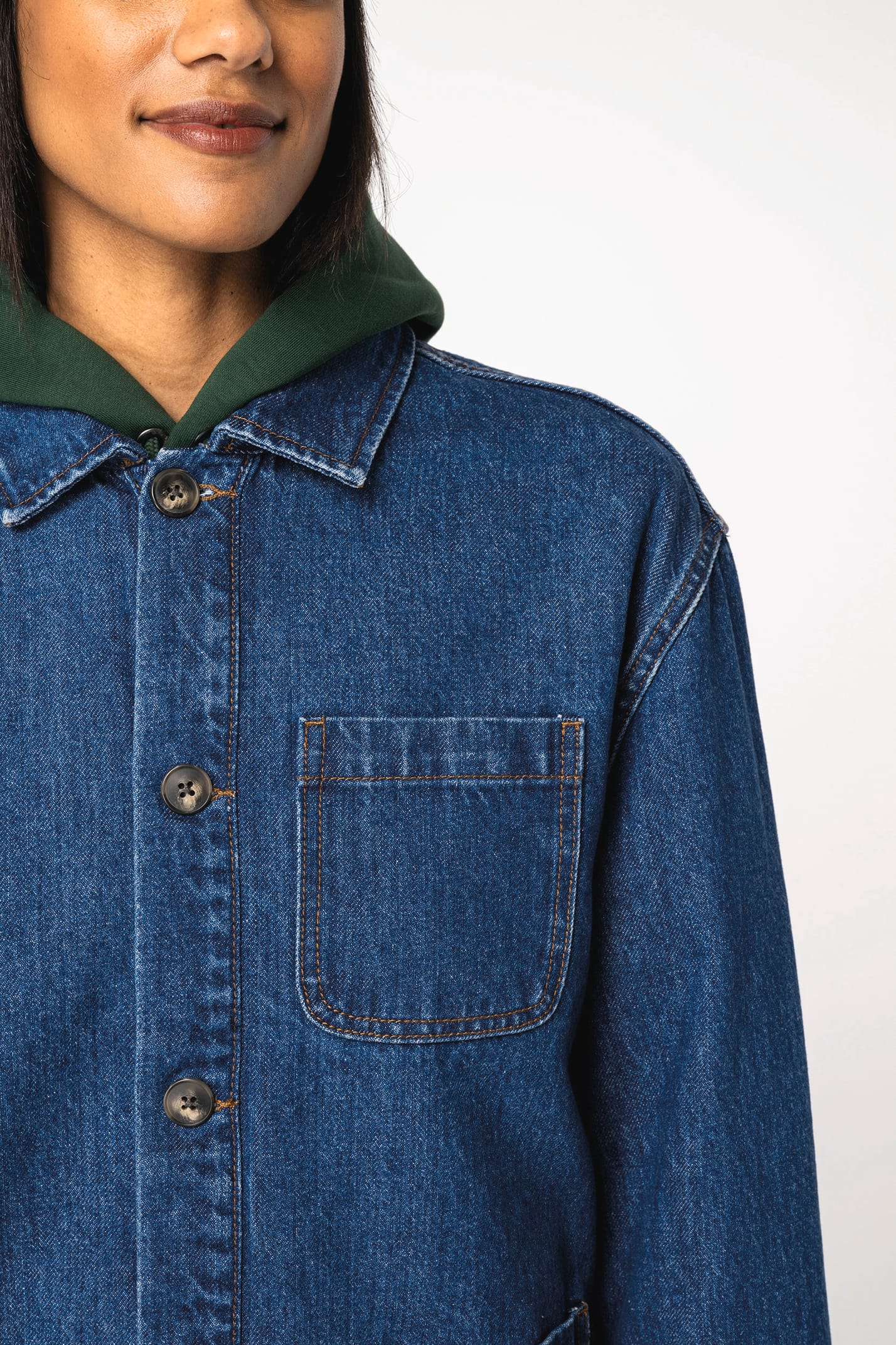 Détail épaule d'une veste denim portée par une femme
