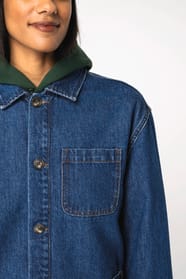 Détail épaule d'une veste denim portée par une femme