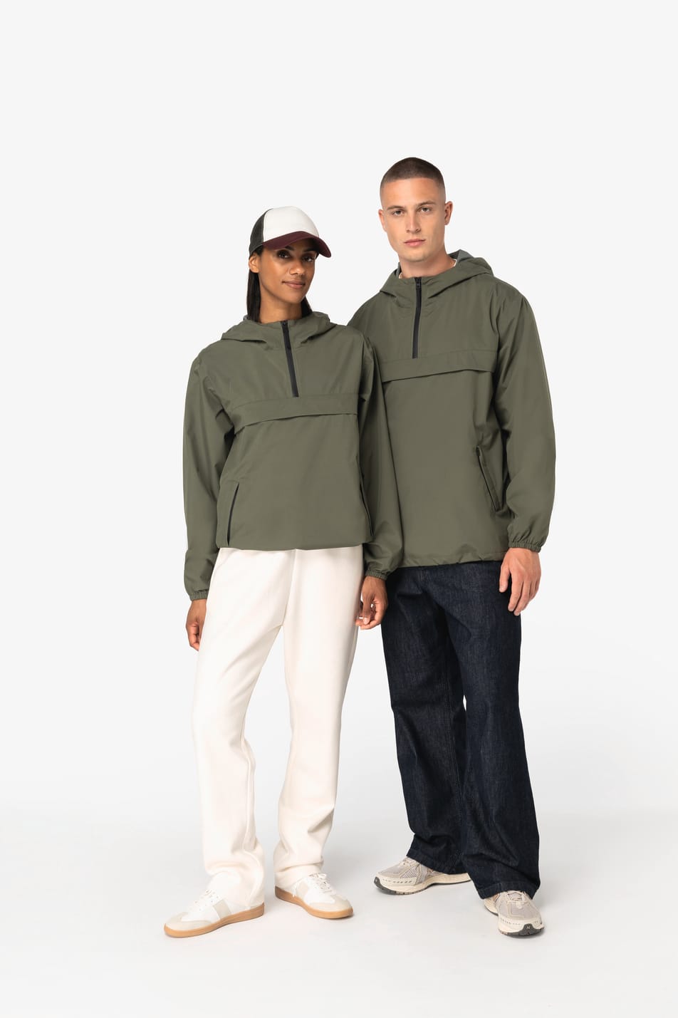 Vestes coupe-vent quart zip kaki portées par un homme et une femme