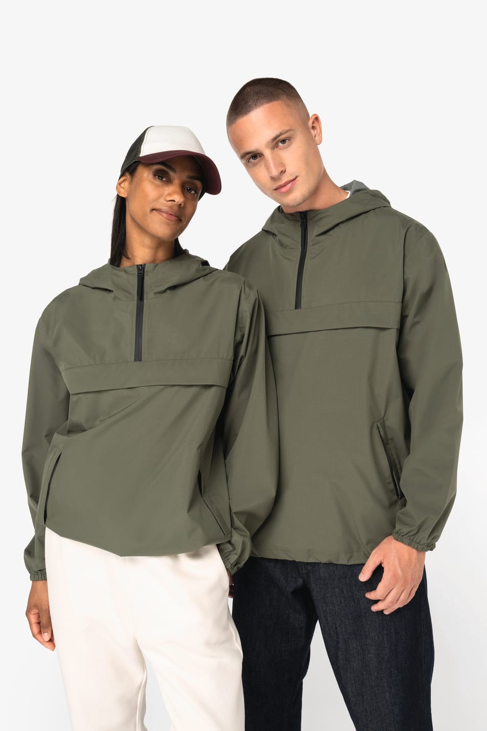 Vestes coupe-vent quart zip kaki portées par un homme et une femme