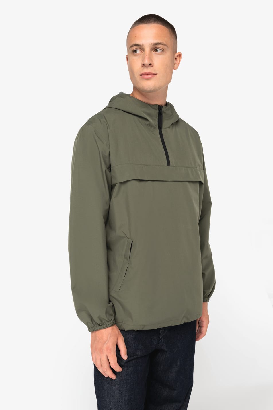 Veste coupe-vent quart zip kaki portée par un homme