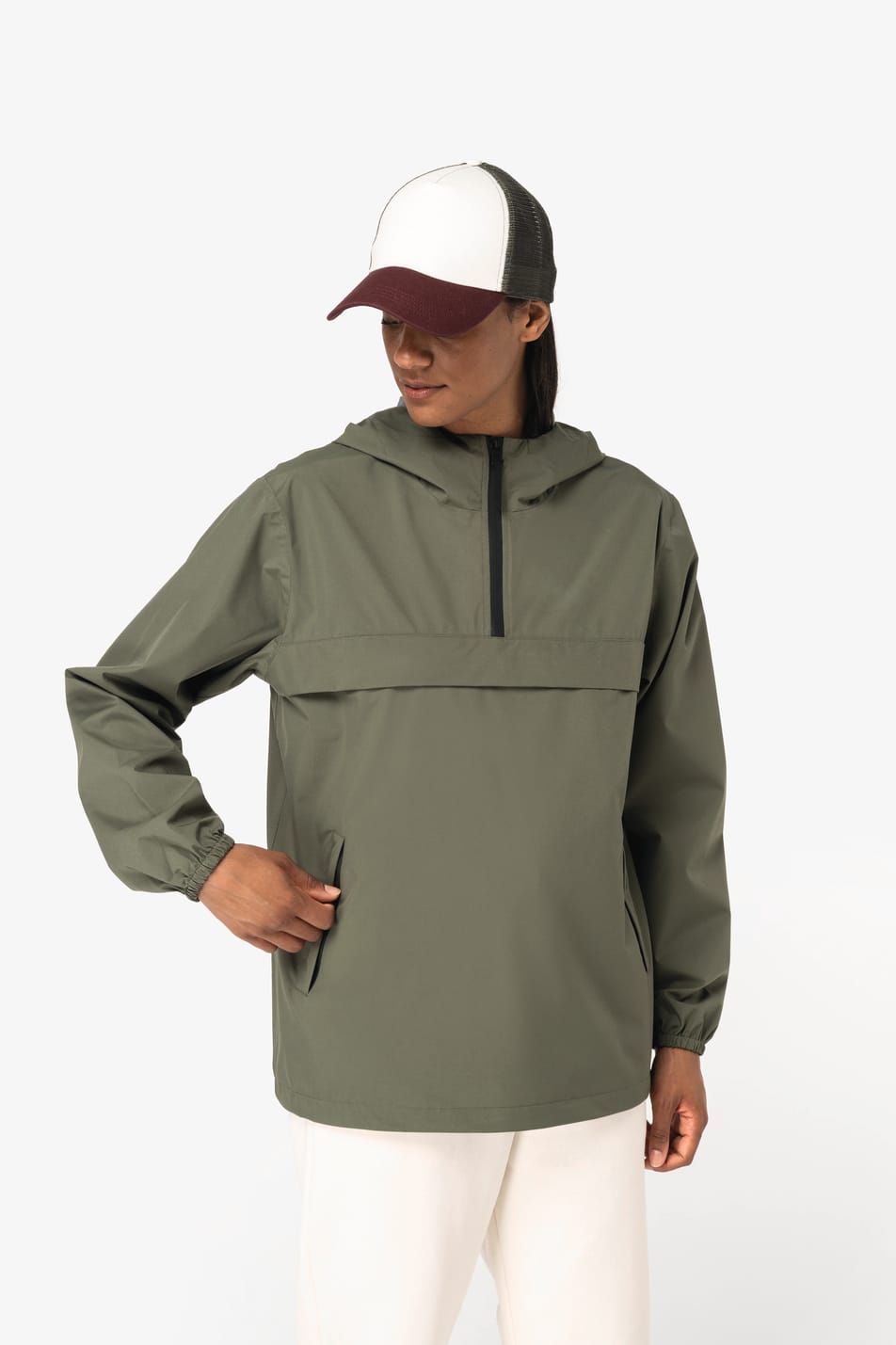 Veste coupe-vent quart zip kaki portée par une femme