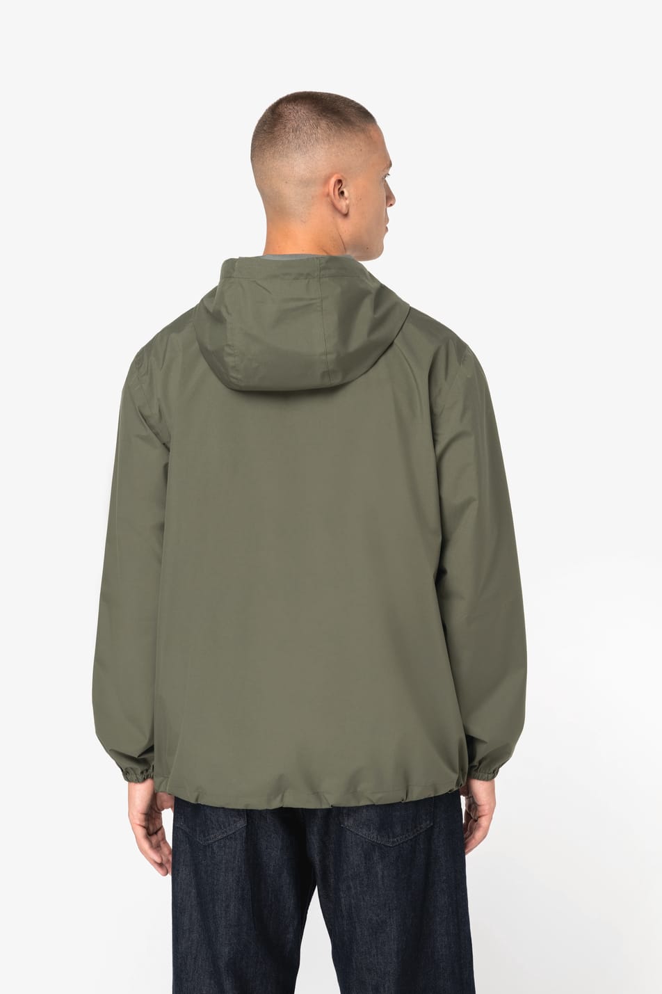 Veste coupe-vent quart zip kaki portée par un homme de dos