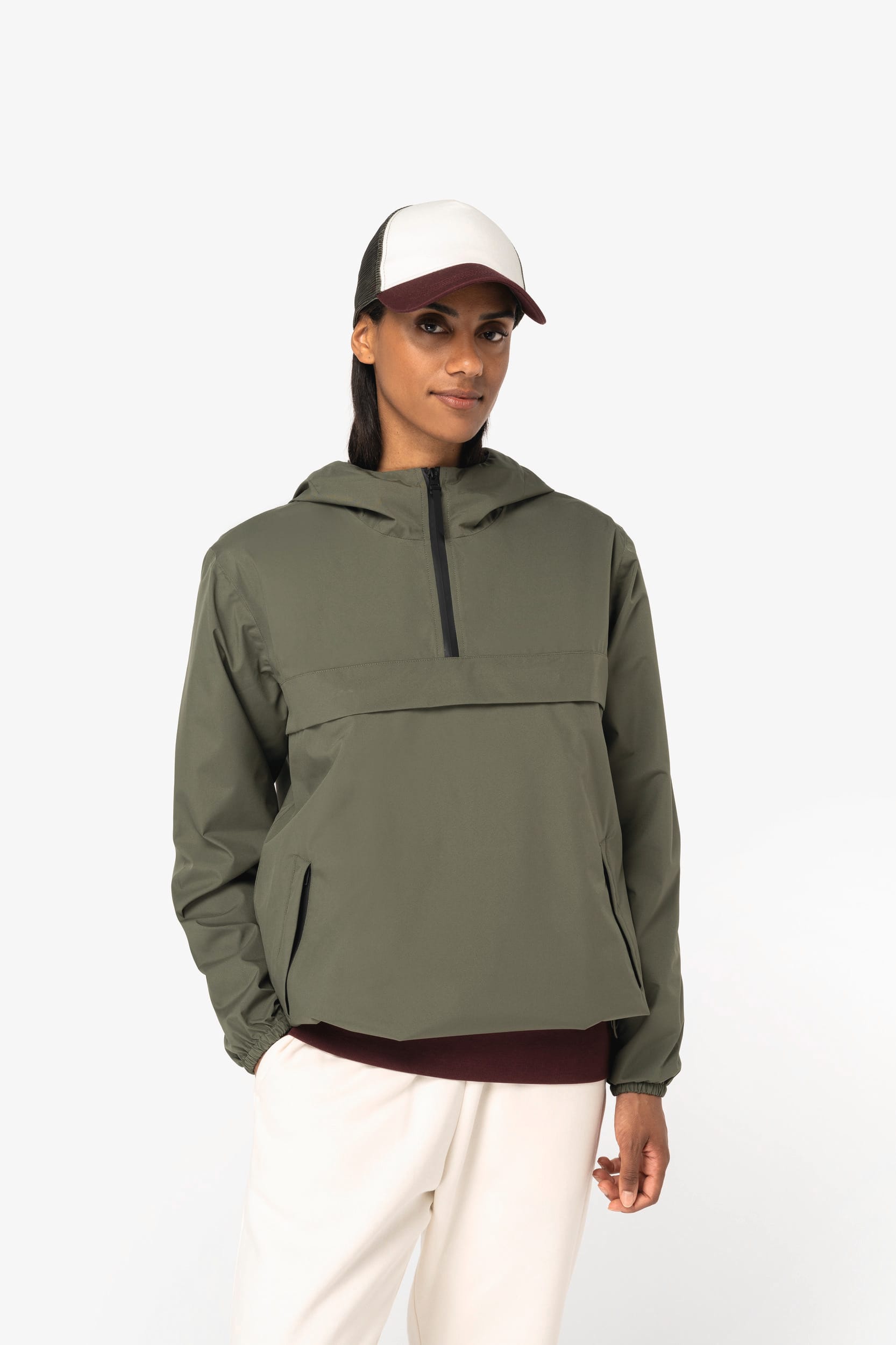 Veste coupe-vent quart zip kaki portée par une femme