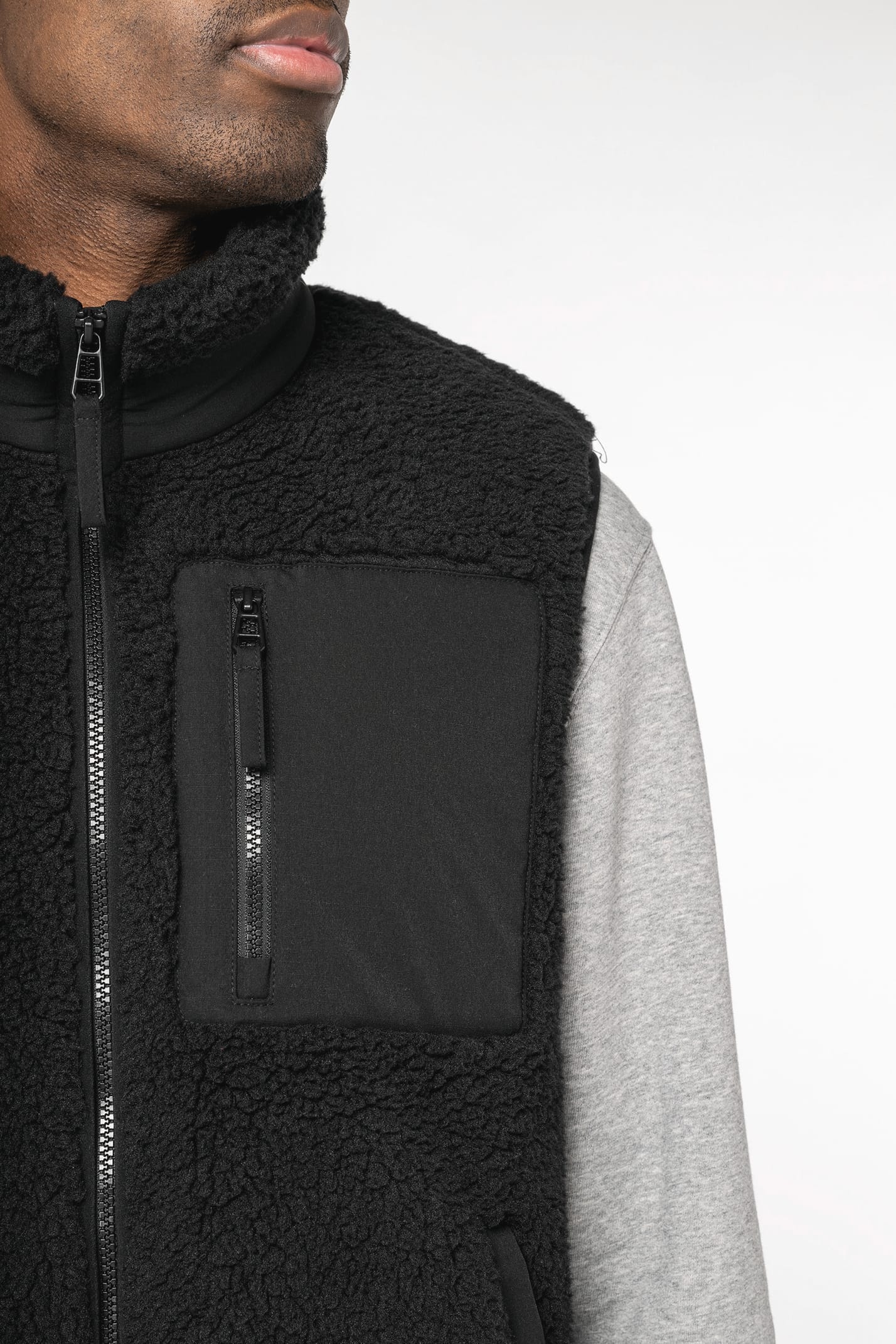 Bodywarmer en sherpa porté par un homme