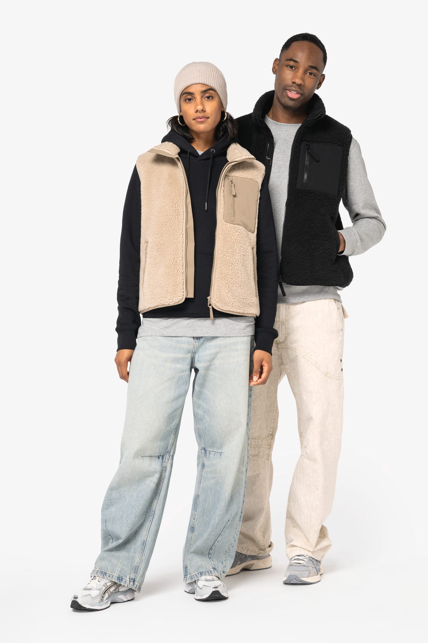 Bodywarmers en sherpa portés par un homme et une femme