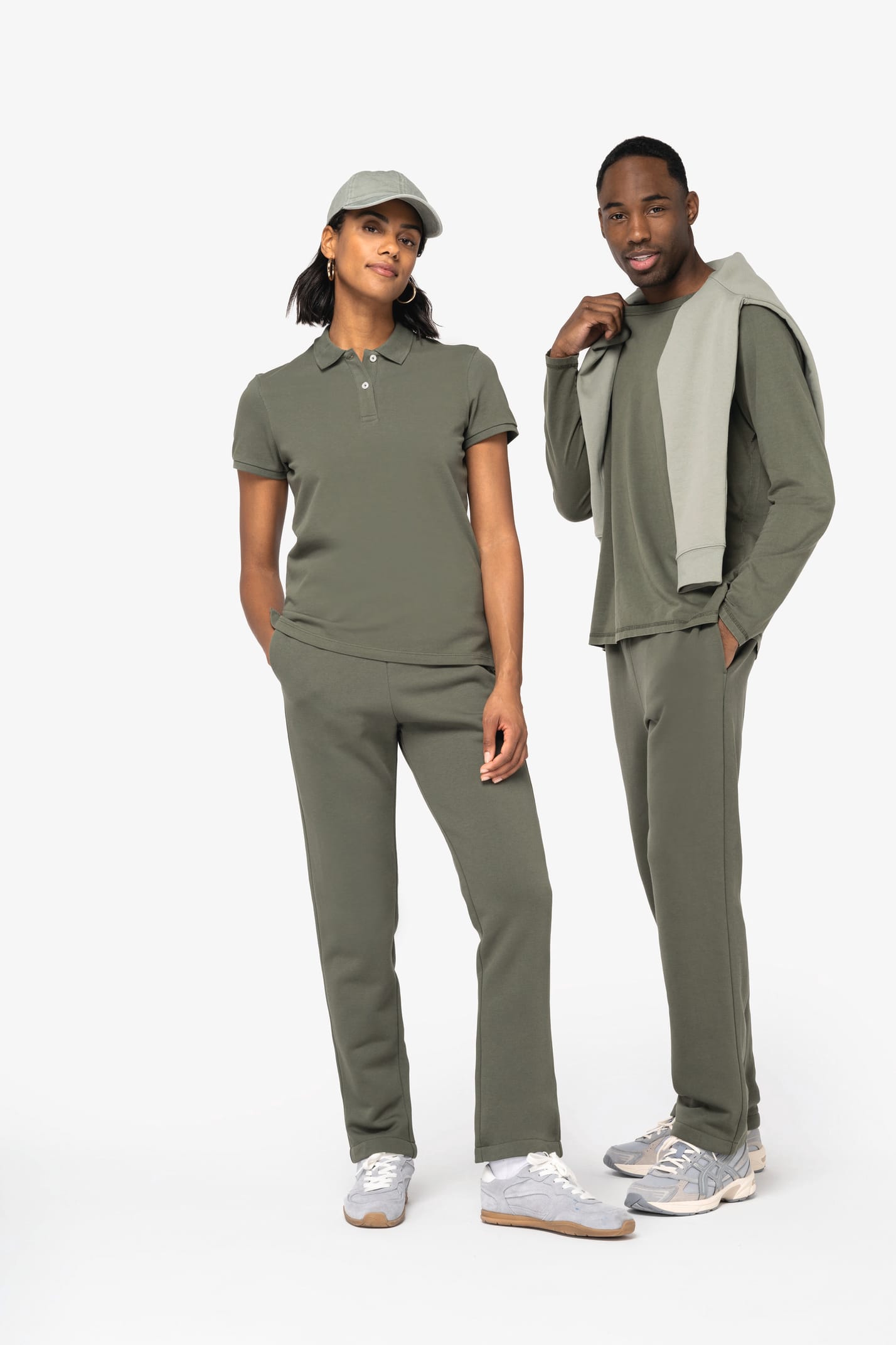 Pantalons de jogging loose portés par un homme et une femme