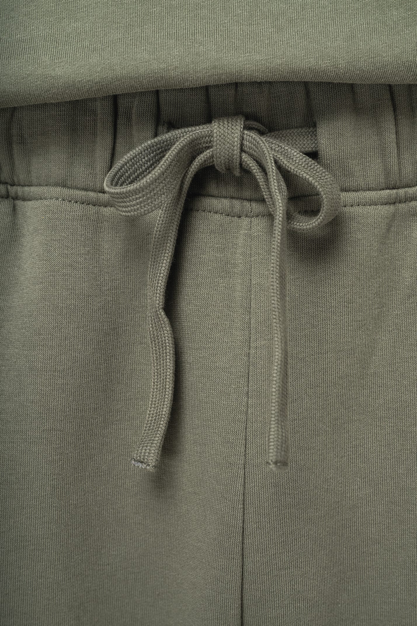 Pantalon de jogging porté par un homme