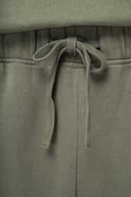 Pantalon de jogging porté par un homme