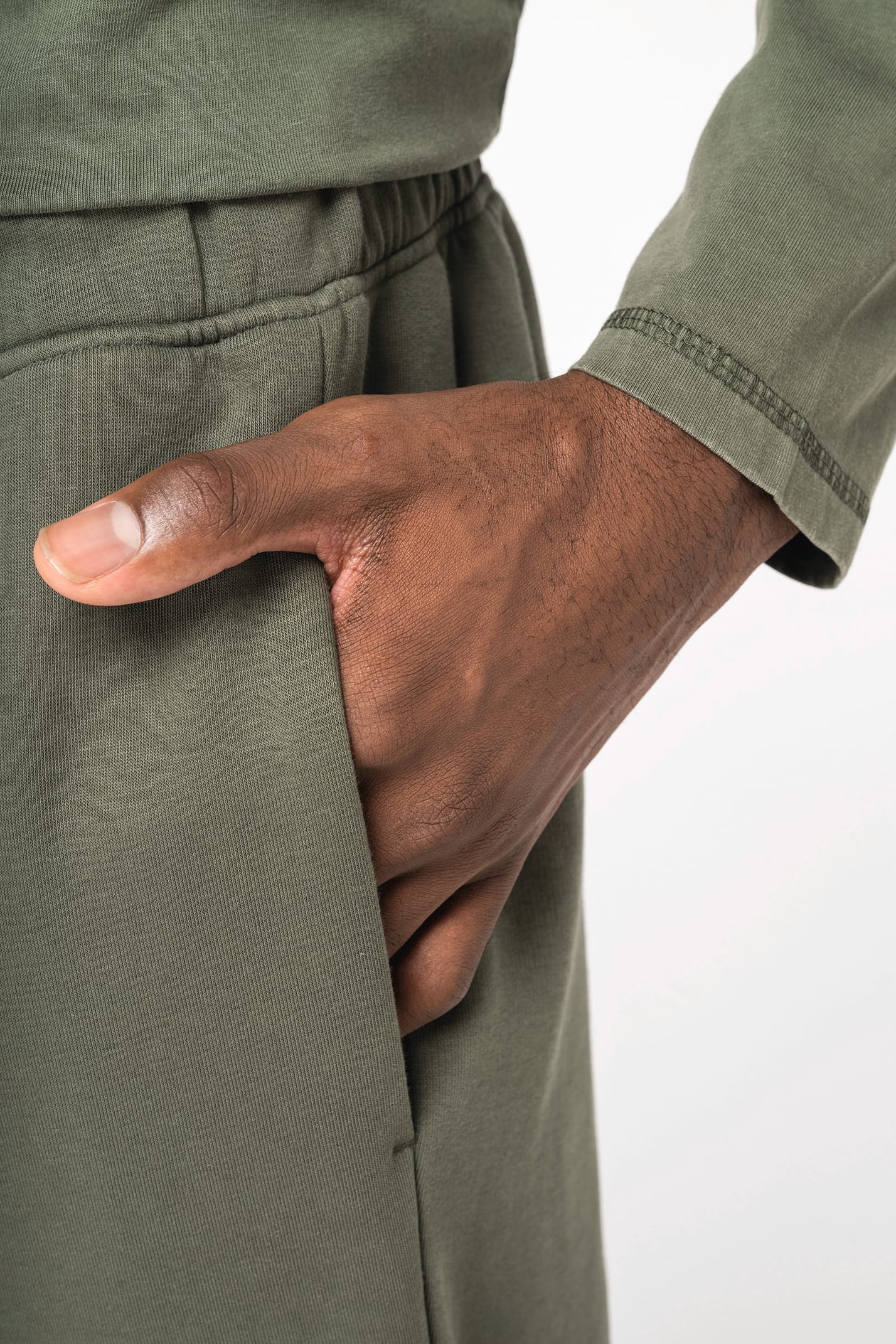 Pantalon de jogging porté par un homme