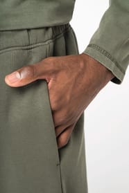 Pantalon de jogging porté par un homme