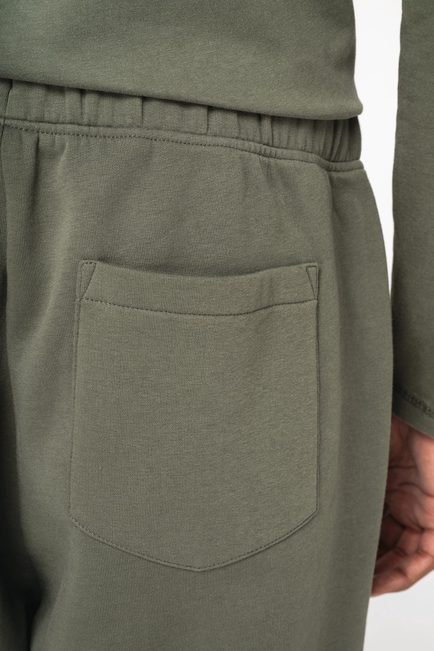 Pantalon de jogging porté par un homme