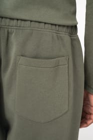 Pantalon de jogging porté par un homme