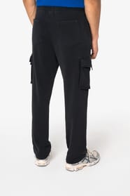 Pantalon cargo noir porté par un homme