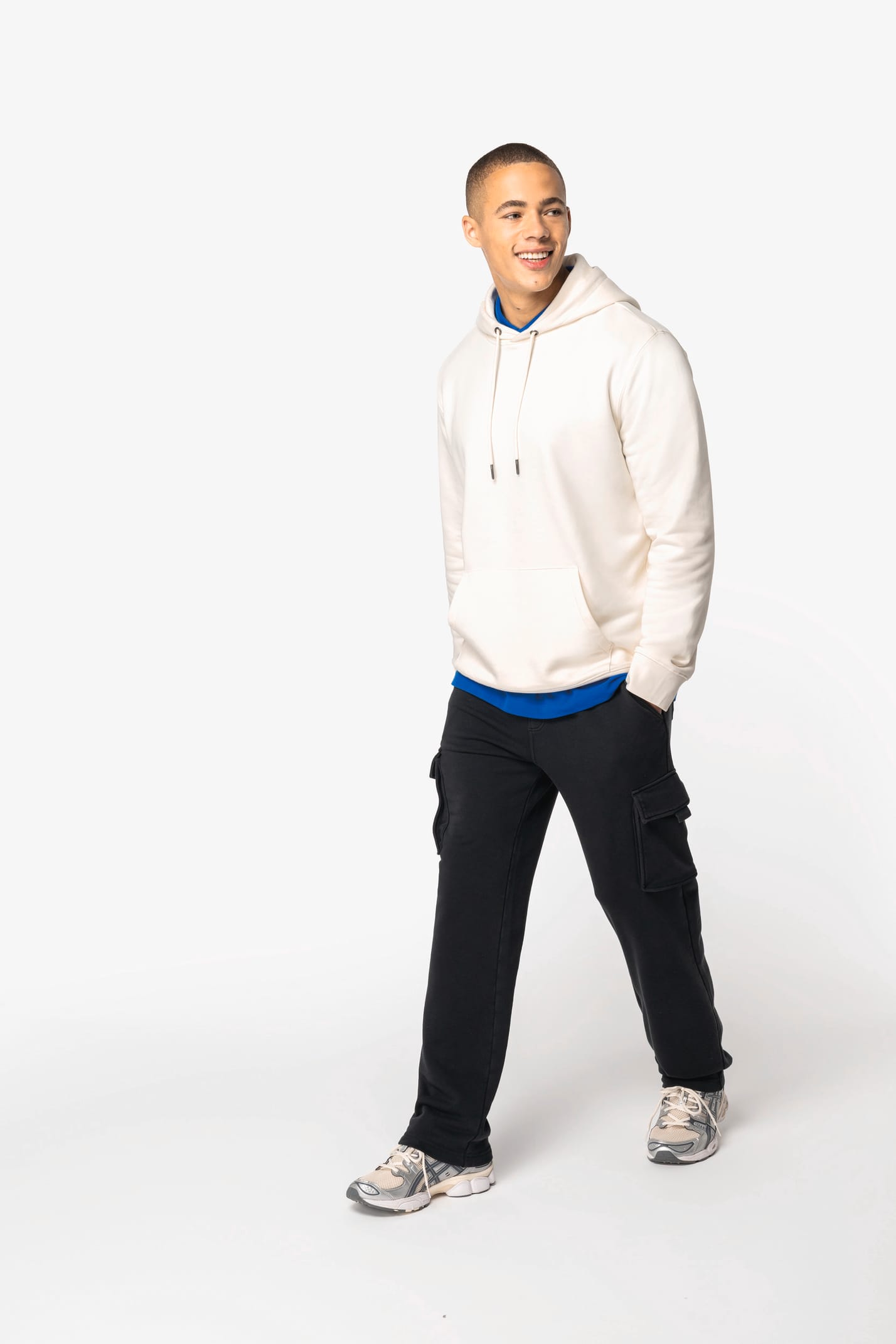 Pantalon cargo noir porté par un homme