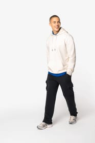 Pantalon cargo noir porté par un homme