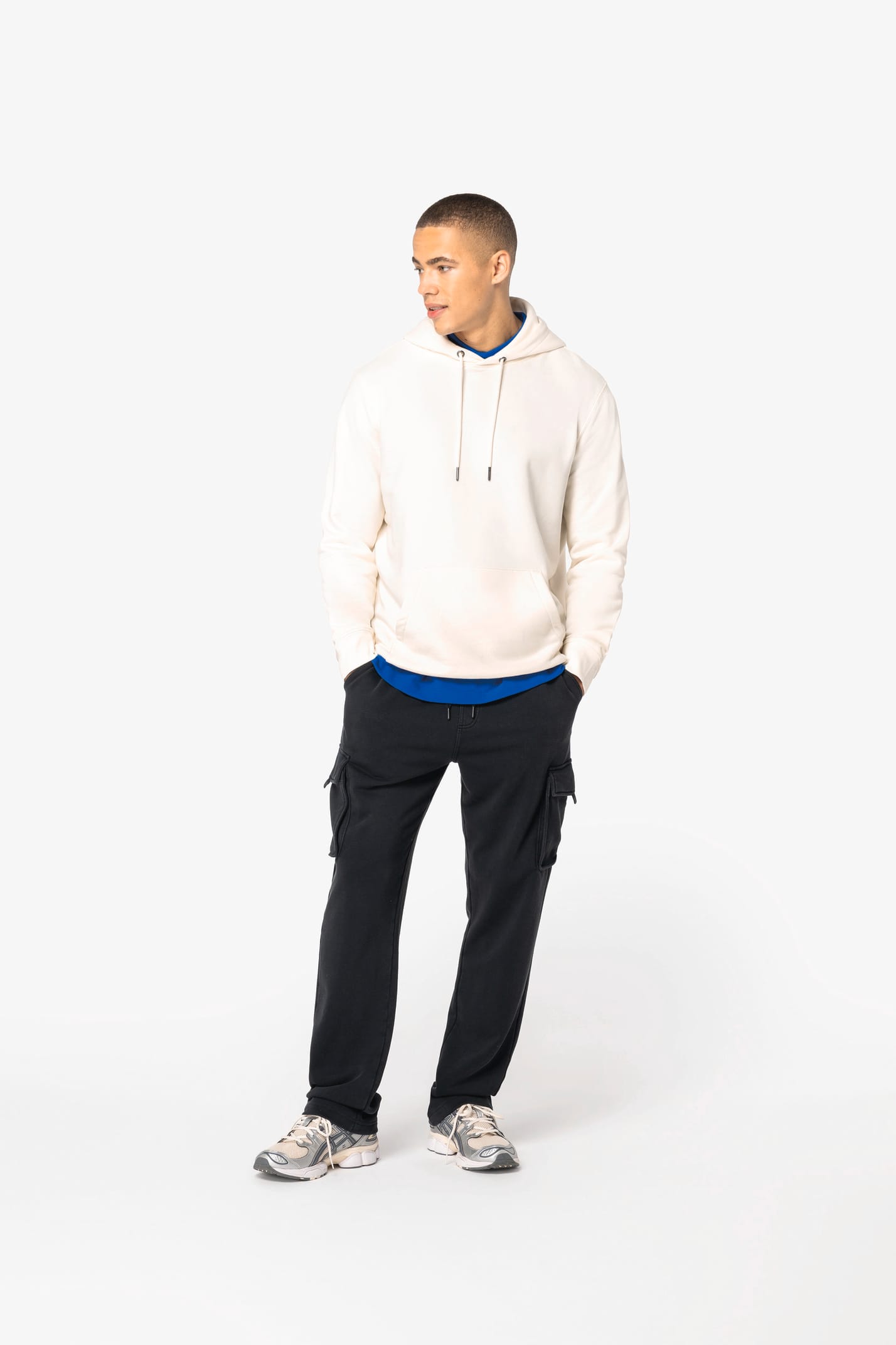 Pantalon cargo noir porté par un homme