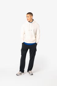 Pantalon cargo noir porté par un homme