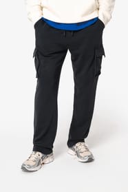Pantalon cargo noir porté par un homme