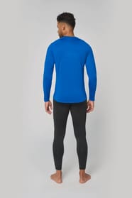 L'homme porte un T-shirt double peau manches longues