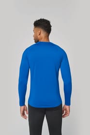 L'homme porte un T-shirt double peau manches longues