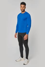 L'homme porte un T-shirt double peau manches longues