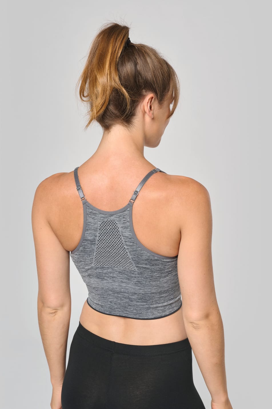 Valentine porte une brassière sans couture.
