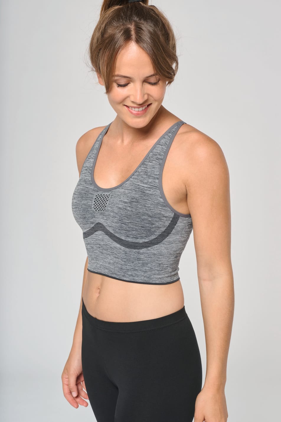 Valentine porte une brassière sans couture.