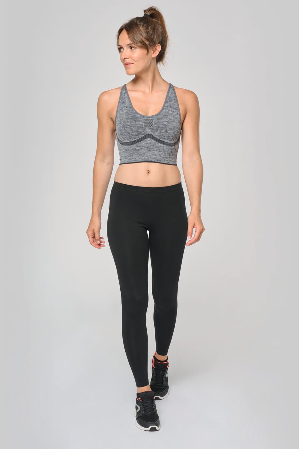 Valentine porte une brassière sans couture.