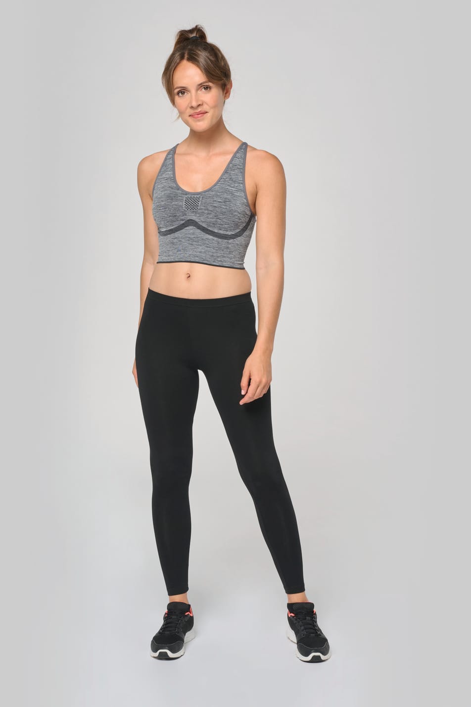 Valentine porte une brassière sans couture.